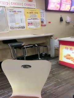 炸鸡店老板娘在店里偷偷播，听狼友指挥跑到厨房漏出骚奶子揉捏好刺激，脱了裤子掰开骚逼给狼友看精彩刺激。