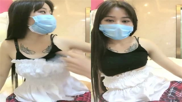 苗窕大奶骚货让男友掰穴玩弄上位坐骑操