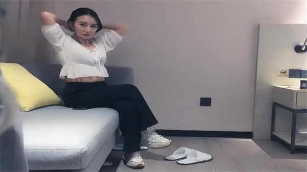 气质文静168CM外围美女隔着内裤摸屌妹子很听话